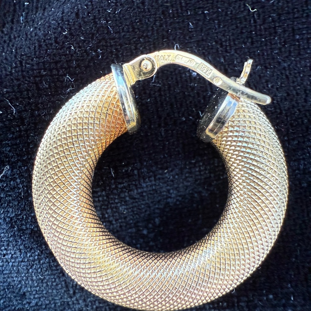 14K Yellow Gold Woven Mesh Textured Hoop Earrings - Picture 10 of 13